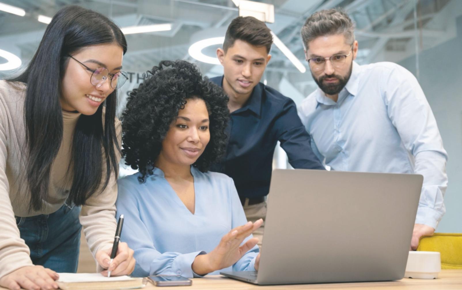 Espace de travail avec configuration technique pour formation en gestion budgétaire
